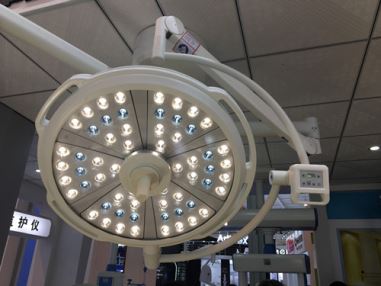 Lampa de operare comună pentru plafonul chirurgical disponibil